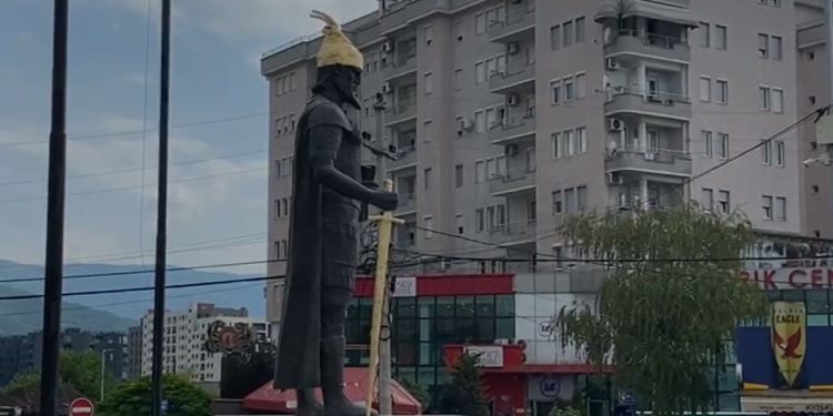 Një akt tjetër vandalizmi ndaj simboleve kombëtare në Kosovë, shtatorja e Gjergj Kastriotit Skënderbeut në Prizren është dëmtuar.