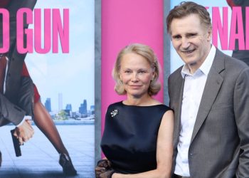 Pamela Anderson dhe Liam Neeson në një romancë? Burimet përmendin një dashuri të re.