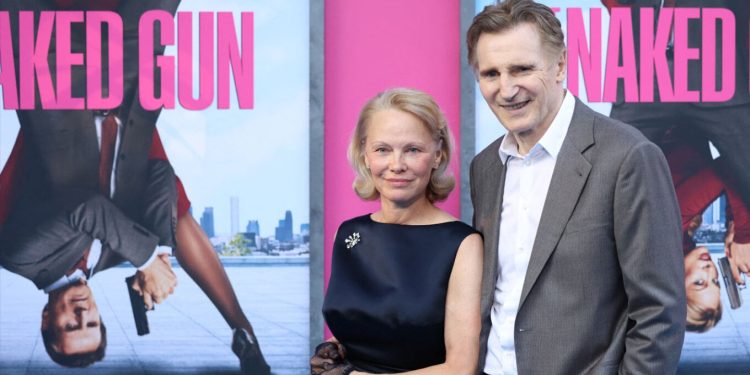 Pamela Anderson dhe Liam Neeson në një romancë? Burimet përmendin një dashuri të re.