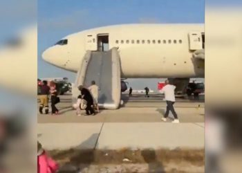 Panik në aeroportin e Antalias, avioni bën ulje të jashtëzakonshme dhe evakuohet pasi nisi të hedhë tym nga rrotat.