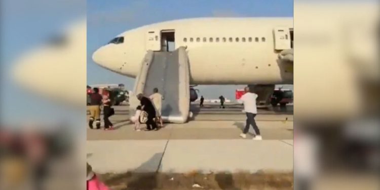 Panik në aeroportin e Antalias, avioni bën ulje të jashtëzakonshme dhe evakuohet pasi nisi të hedhë tym nga rrotat.