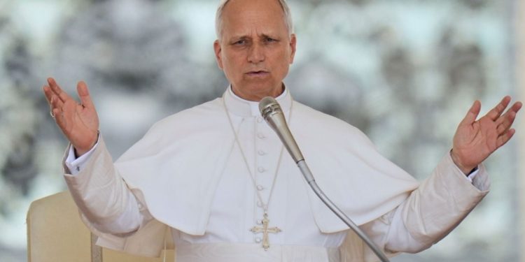 Papa Leoni XIV i këshillon botën për “sfidën” e AI: Të ruajmë dinjitetin njerëzor para inteligjencës artificiale.
