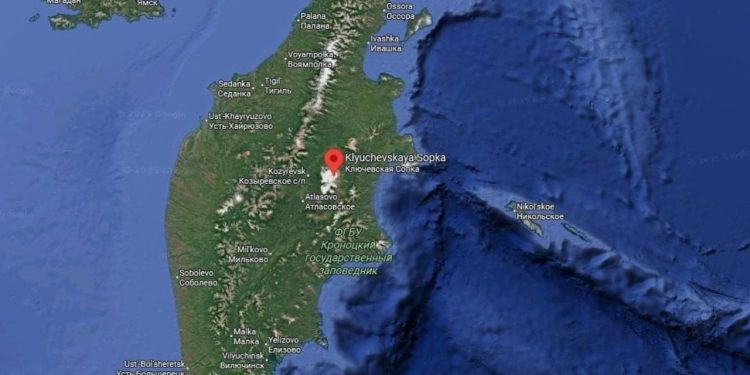 Pas tërmetit 8.8 ballë në Rusi, vullkani Klyuchevskoy shpërthen, derdhja e hirit arrin 3 km mbi nivelin e detit.