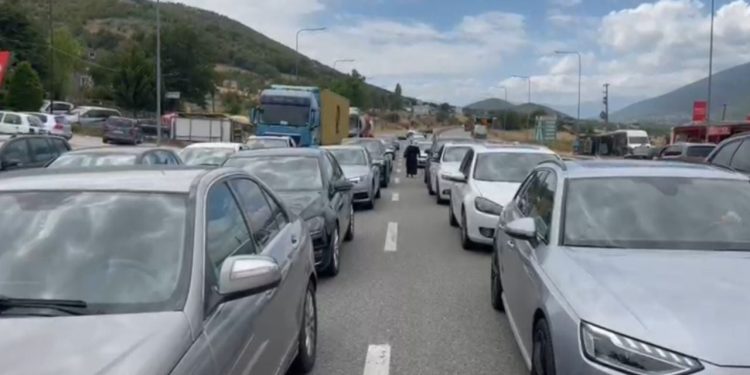 Radhë kilometrike në kufirin Shqipëri-Kosovë, shkak rritja e kontrolleve nga ana kosovare.