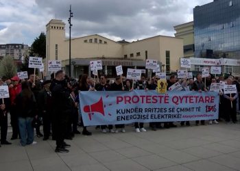Rregullat për energjinë elektrike ndryshojnë, bizneset e mëdha në Kosovë duhet ta blejnë në treg, qytetarët kundërshtojnë këto ndryshime.