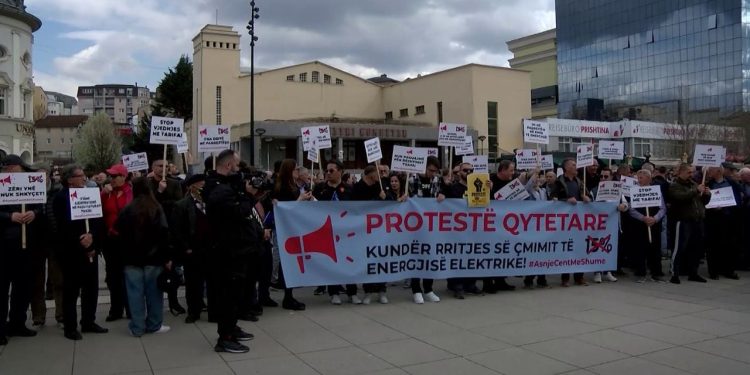 Rregullat për energjinë elektrike ndryshojnë, bizneset e mëdha në Kosovë duhet ta blejnë në treg, qytetarët kundërshtojnë këto ndryshime.
