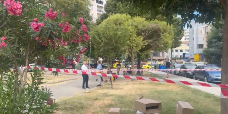 Sherri për lojën e dominove/ 70-vjeçari që sulmoi shokun me thikë shfaqet i penduar në gjykatë dhe u kërkon ndjesë familjarëve të të lënduarit.