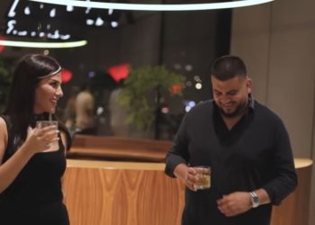 Si u krijua kënga 'Kcejna mbi tavolina' - Ermal Fejzullahu për herë të parë zbulon prapa 'Gasolina'.