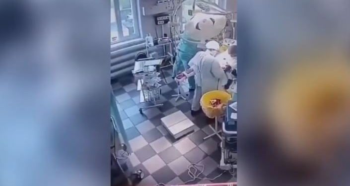 VIDEO/ Tërmeti në Rusi shqetëson kirurgët gjatë operacionit, ekipi mjekësor mbulon pacientin dhe mban barelën.
