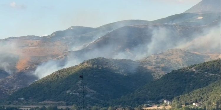Zjarr në Brataj të Selenicës, era e fortë përshpejton përhapjen e flakëve