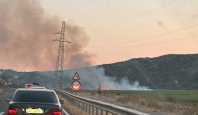 Zjarr në Velipojë, afër rrugës së madhe (FOTO)