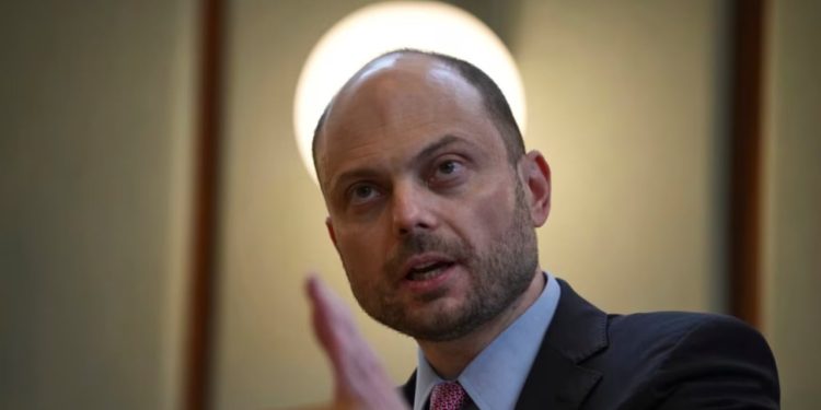 Kritikët e Kremlinit e akuzojnë Zvicrën: Keni pranuar kriminelë lufte nga Rusia.