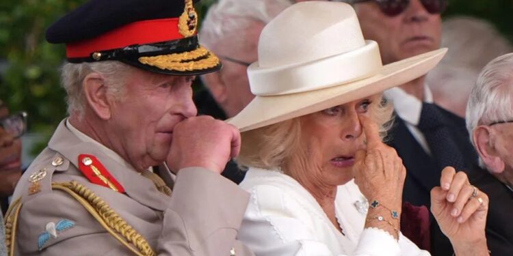 104-vjeçari veteran prekënd Mbretin Charles dhe Camilla-n, lot gjatë ceremonisë përkujtimore të Luftës së Dytë Botërore.