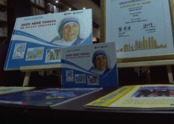 115 vjetori i lindjes së Nënë Terezës: Biblioteka Kombëtare organizon një ekspozitë filatelike dhe historiko-biografike për shenjtoren shqiptare.