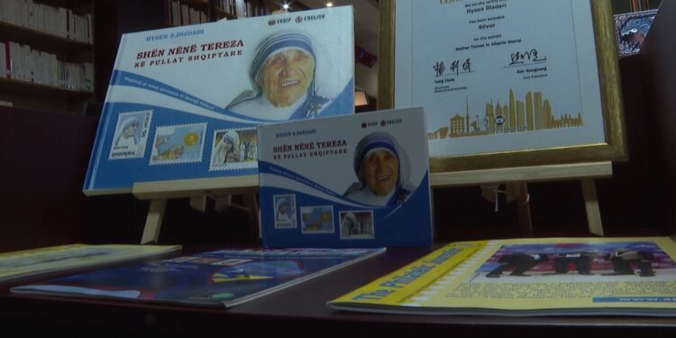 115 vjetori i lindjes së Nënë Terezës: Biblioteka Kombëtare organizon një ekspozitë filatelike dhe historiko-biografike për shenjtoren shqiptare.