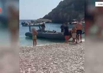12-vjeçari bie nga shkëmbi në det dhe dëmtohet në kokë! Policia kufitare e ndihmon në Gjirin e Gramës.