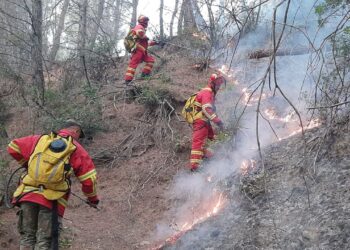 12 zjarre aktive në 12 orët e fundit në vend/ Situata më kritike në Pishë-Poro, katër helikopterë po ndihmojnë në kontrollin e flakëve