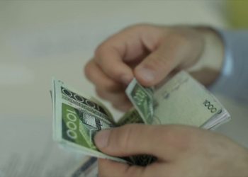 1.4 trilionë lekë kursime: Shqiptarët vazhdojnë të kursejnë më shumë edhe gjatë pushimeve, ndalohen kreditë