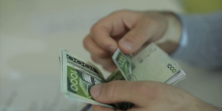 1.4 trilionë lekë kursime: Shqiptarët vazhdojnë të kursejnë më shumë edhe gjatë pushimeve, ndalohen kreditë