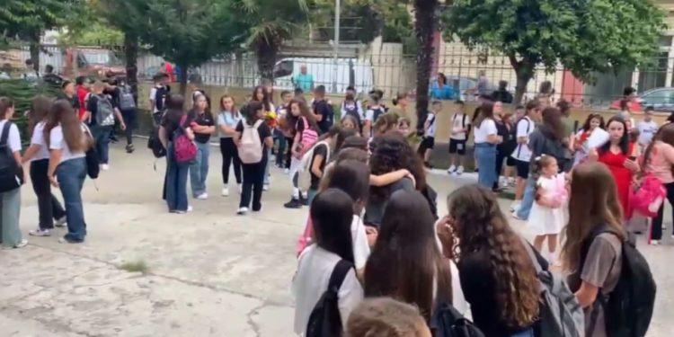 15 mijë nxënës në Elbasan, 1200 prej tyre për herë të parë marrin vendet në banka, ndërsa 1500 do të regjistrohen në shkollat e reja.