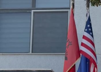 23-vjeçari Emanuel Shkëmbi, i akuzuar për kërcënimin me armë të nënës dhe bijës, merr vendimin e Gjykatës për incidentin në hotelin e tij.