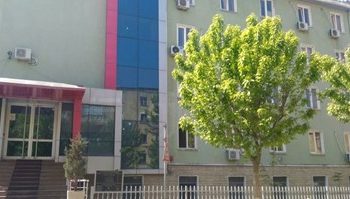26-vjeçari që plagosi nënën me thikë, gjykata urdhëron shtrim në spital psikiatrik