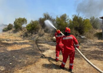 30 vatra zjarri aktive brenda 24 orëve të fundit/ Situata përkeqësohet në Poliçan, Fushë Arrëz dhe “Syrin e Kaltër”, banorët evakuohen.