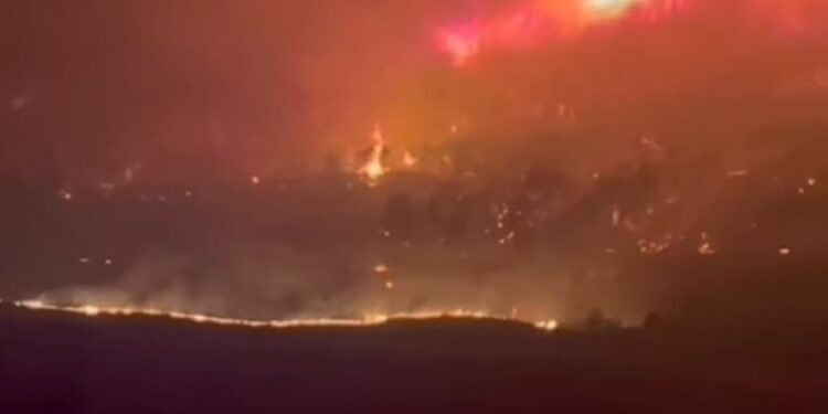 39 shtëpi të shkatërruara nga zjarri në Skënderbegas, Gramsh! Flakët rrezikojnë fshatin Nartë.