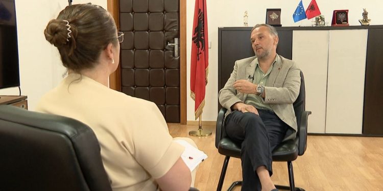 49 mijë dosje të Përmbarimit! Disa do të arkivohen dhe nuk do të ekzekutohen, shpjegon drejtori i shërbimit përmbarimor procedurat.