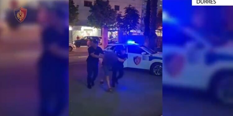 49-vjeçarja në Durrës shpallet në kërkim për ofrim seksi për pagesë dhe vjedhje celulare në 'arrest shtëpie'