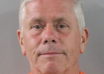 62-vjeçari akuzohet për vrasjen e gruas së tij, e mbajti me forcë nën ujë pas një mosmarrëveshjeje për nipërit