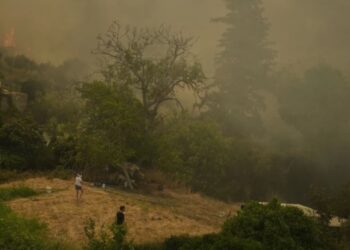 AP: Të paktën 3 persona humbin jetën dhe mijëra të tjerë ndodhen të zhvendosur nga zjarret që po përfshijnë Evropën Jugore.