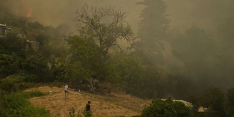 AP: Të paktën 3 persona humbin jetën dhe mijëra të tjerë ndodhen të zhvendosur nga zjarret që po përfshijnë Evropën Jugore.