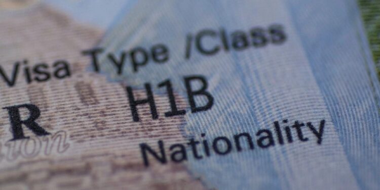 Administrata Trump vazhdon betejën kundër imigracionit të paligjshëm, SHBA do të verifikojë 55 milionë viza amerikane për shkelje.