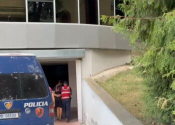 Adoleshenti 14-vjeçar i goditur me thikë në Maliq/ Të arrestuarit arrijnë në gjykatë, sot mbahet seanca për vendosjen e masës së sigurisë