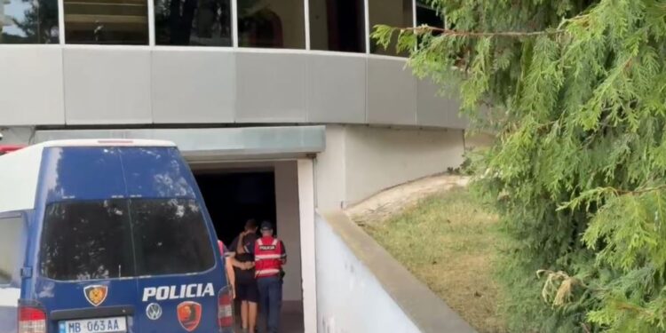 Adoleshenti 14-vjeçar i goditur me thikë në Maliq/ Të arrestuarit arrijnë në gjykatë, sot mbahet seanca për vendosjen e masës së sigurisë