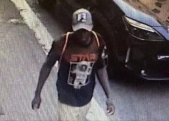 Afrikani në Romë arrestohet pas kërcënimit me thikë dhe abuzimit ndaj një gruaje 60-vjeçare në park: “Isha nën ndikimin e drogës”