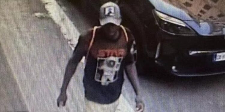 Afrikani në Romë arrestohet pas kërcënimit me thikë dhe abuzimit ndaj një gruaje 60-vjeçare në park: “Isha nën ndikimin e drogës”