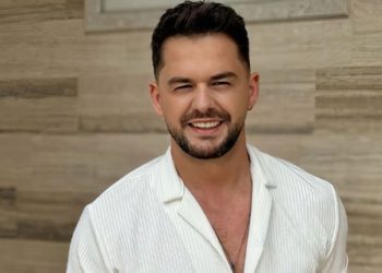 Ahengu kthehet në skenë dhune: këngëtari Shpat Kasapi sulmohet gjatë performancës së tij.