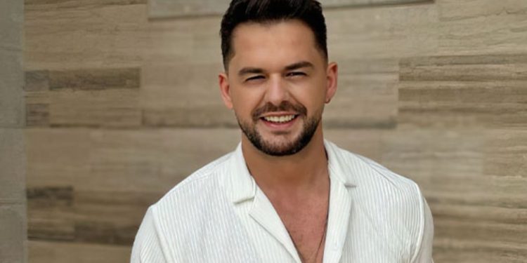 Ahengu kthehet në skenë dhune: këngëtari Shpat Kasapi sulmohet gjatë performancës së tij.