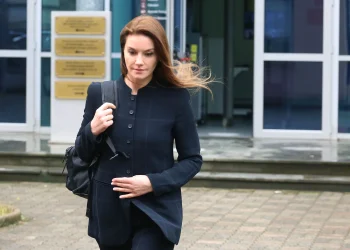 Ajola Xoxa shfrytëzon trashëgiminë e babait për "lavatriçen e parave", duke u angazhuar në kontrata fikse për shitjen e pasurive.