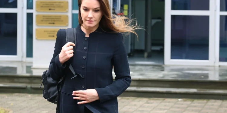 Ajola Xoxa shfrytëzon trashëgiminë e babait për "lavatriçen e parave", duke u angazhuar në kontrata fikse për shitjen e pasurive.