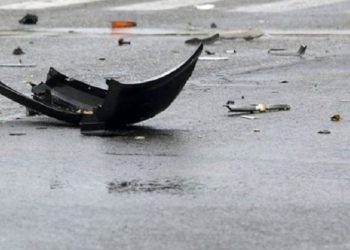 Aksident fatal në Peqin! Makina dalë nga rruga përplaset me shkallët e një shtëpie, dy të rinj humbin jetën.