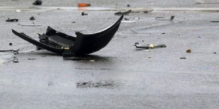 Aksident fatal në Peqin! Makina dalë nga rruga përplaset me shkallët e një shtëpie, dy të rinj humbin jetën.