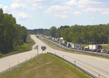 Aksident i rëndë në Nju Jork mes një autobusi dhe një kamioni, autoritetet bllokojnë autostradën e prekur.