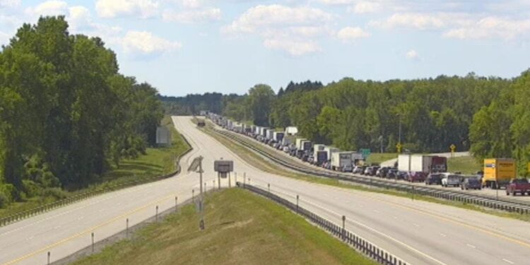 Aksident i rëndë në Nju Jork mes një autobusi dhe një kamioni, autoritetet bllokojnë autostradën e prekur.