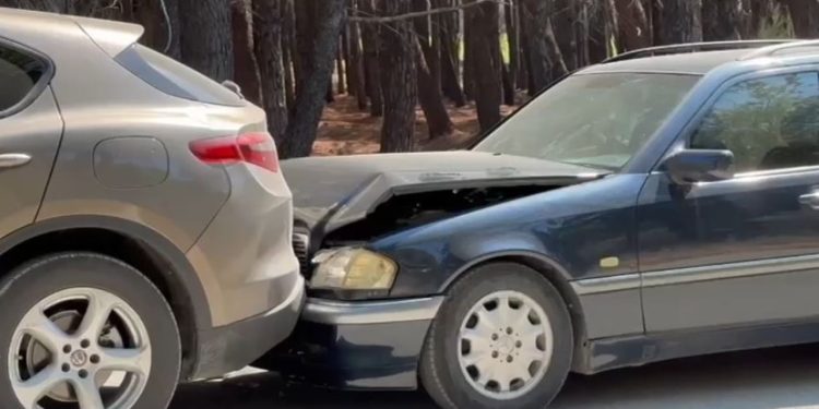 Aksident i rëndë në Vlorë: Tre makina përplasen, dy persona të plagosur, përfshirë një fëmijë.