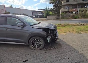 Aksident i rëndë në rrugën Fier-Levan: Automjeti godet një shtyllë elektrike, shoferi dërgohet në spital.