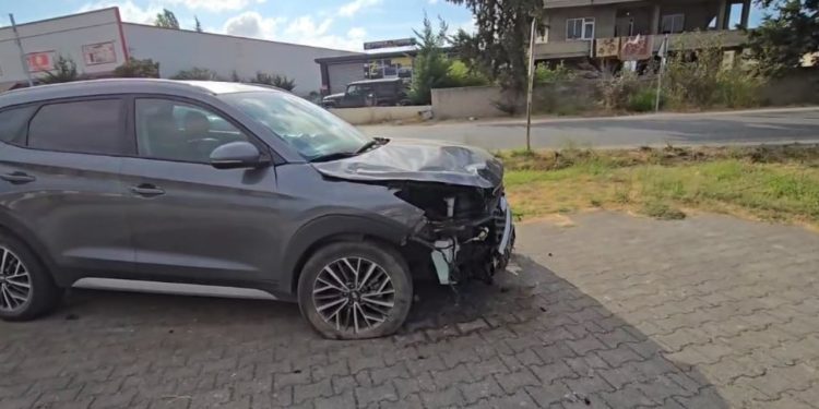 Aksident i rëndë në rrugën Fier-Levan: Automjeti godet një shtyllë elektrike, shoferi dërgohet në spital.