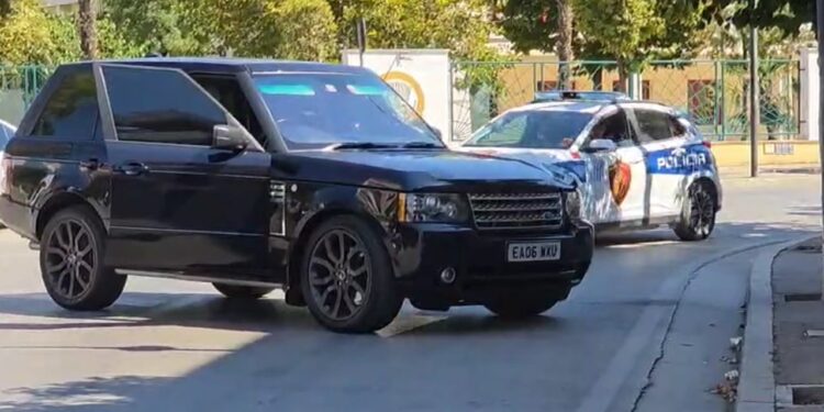 Aksident i ri në Fier: 17-vjeçari godet kalimtarin, i plagosuri në gjendje të rëndë.